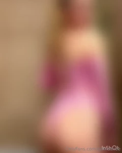 Un bon 6mins de vid o que je me touche je commence par sucer mon dildo