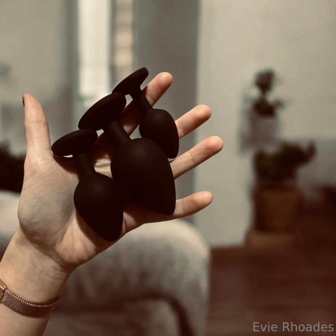 Who wants some anal content today 