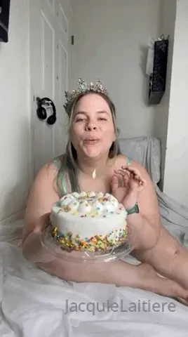 Go shorty it s your birthday happy birthday to meeeee 