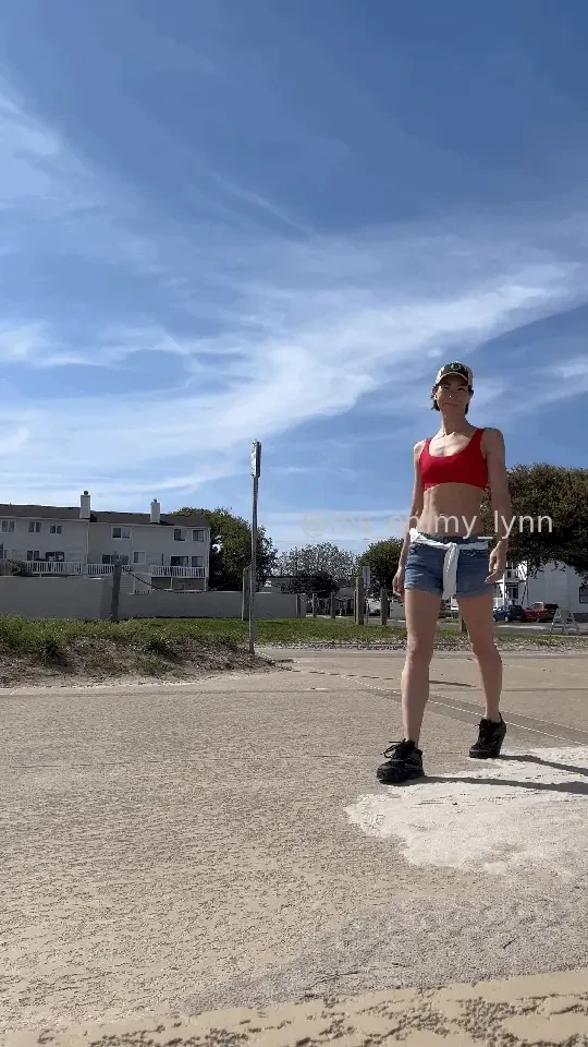 Walk the beach w me babe 