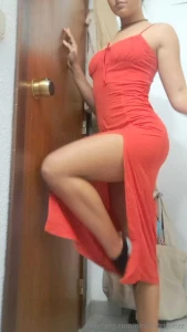 Adivina qu no llevo puesto debajo te doy una pista empieza con n y