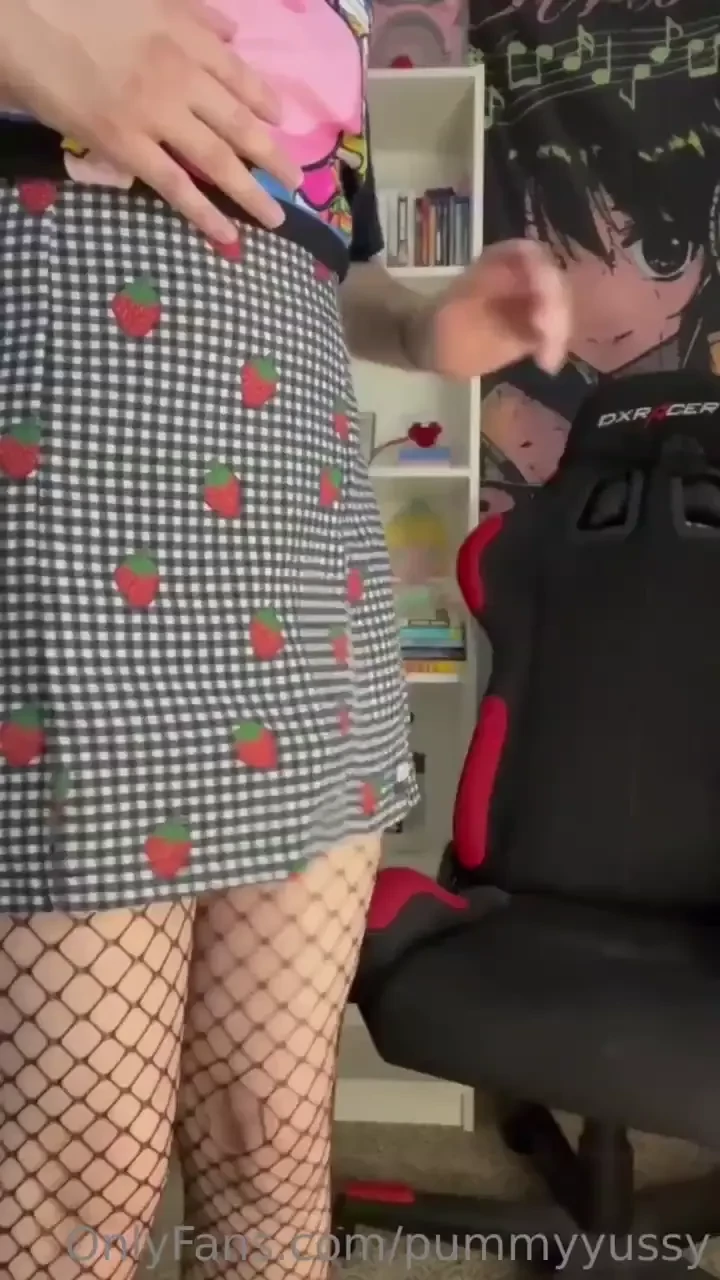 Wanna worship my hard dick for 40 seconds you could for a small price 
