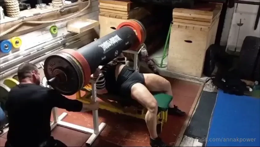 Men s world record broken in log bench press 