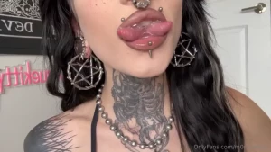 Luring you into my trap your head squished between my thighs