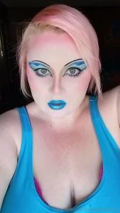 Not done with the makeup selfie bombs