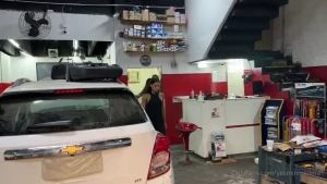 Gang bang com as trans eu estava consertando o ltimo carro quando