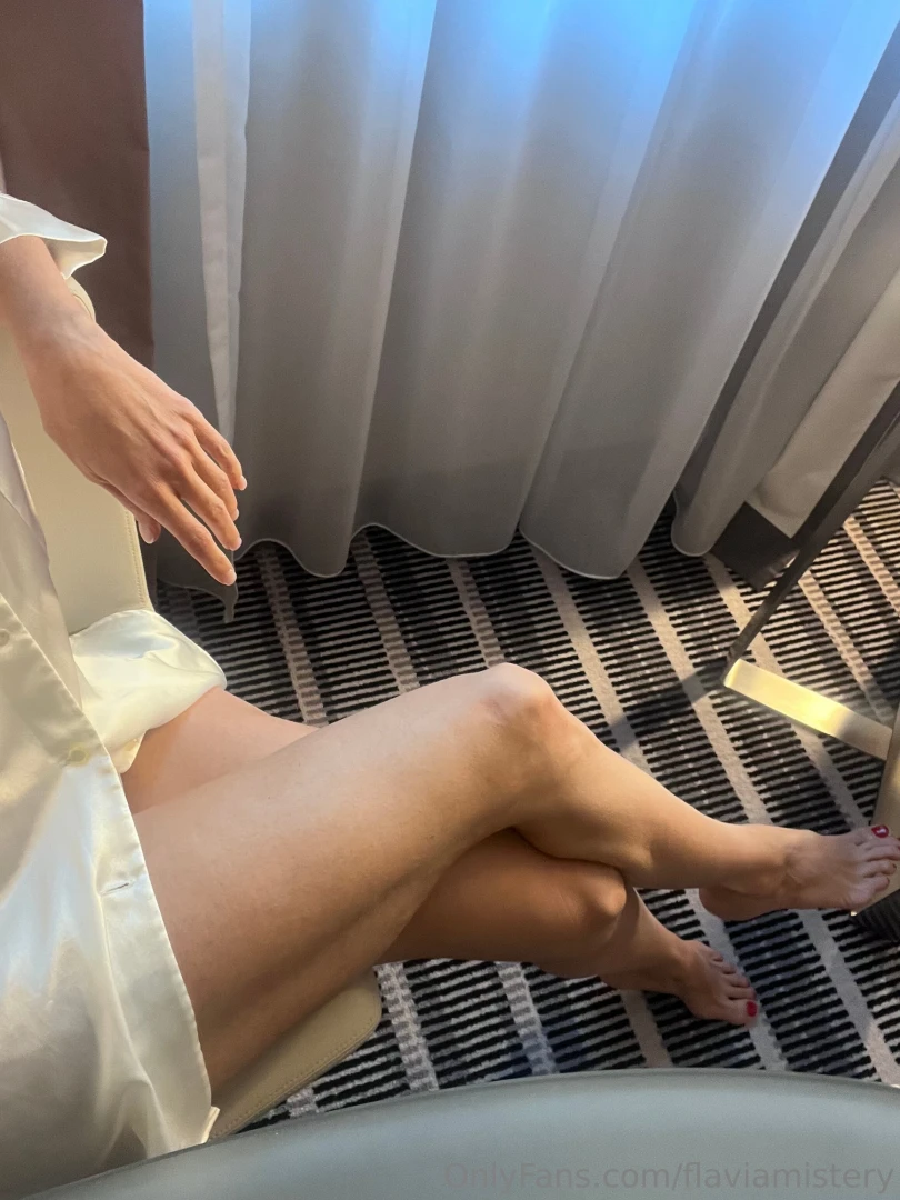 Quiero verte a mis pies quiero que los lamas y vayas subiendo hasta 