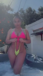 Rosaacosta is your favorite colombian b a d d i e with all the right