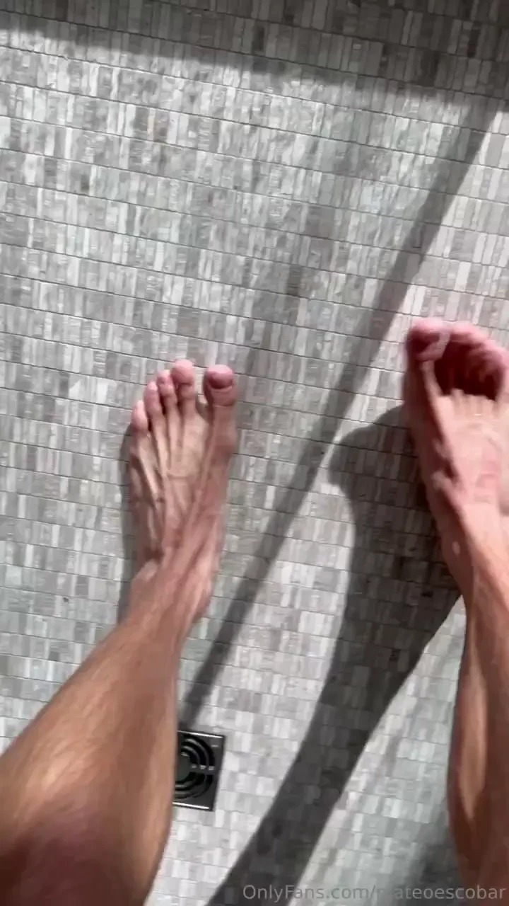 Where are my feet lovers anyone feeling horny right now lets do a live 