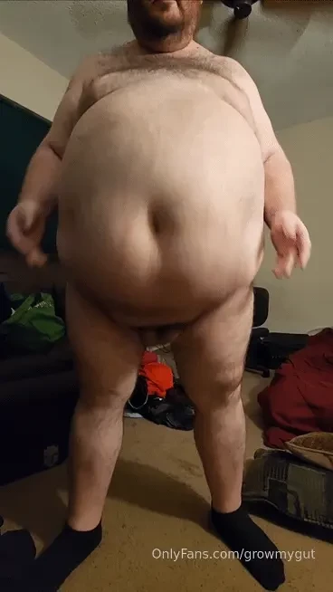 Fingering my belly button and jiggling my belly feeling so horny after 