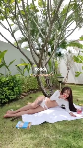 Just relaxing und the tree and thinking of what if