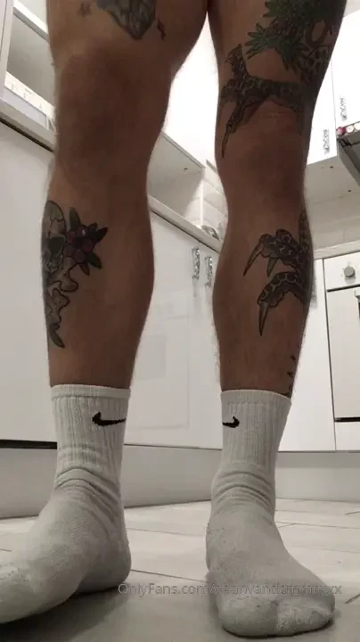 White gym socks and feet fetish plus appearance from the kitty at the 