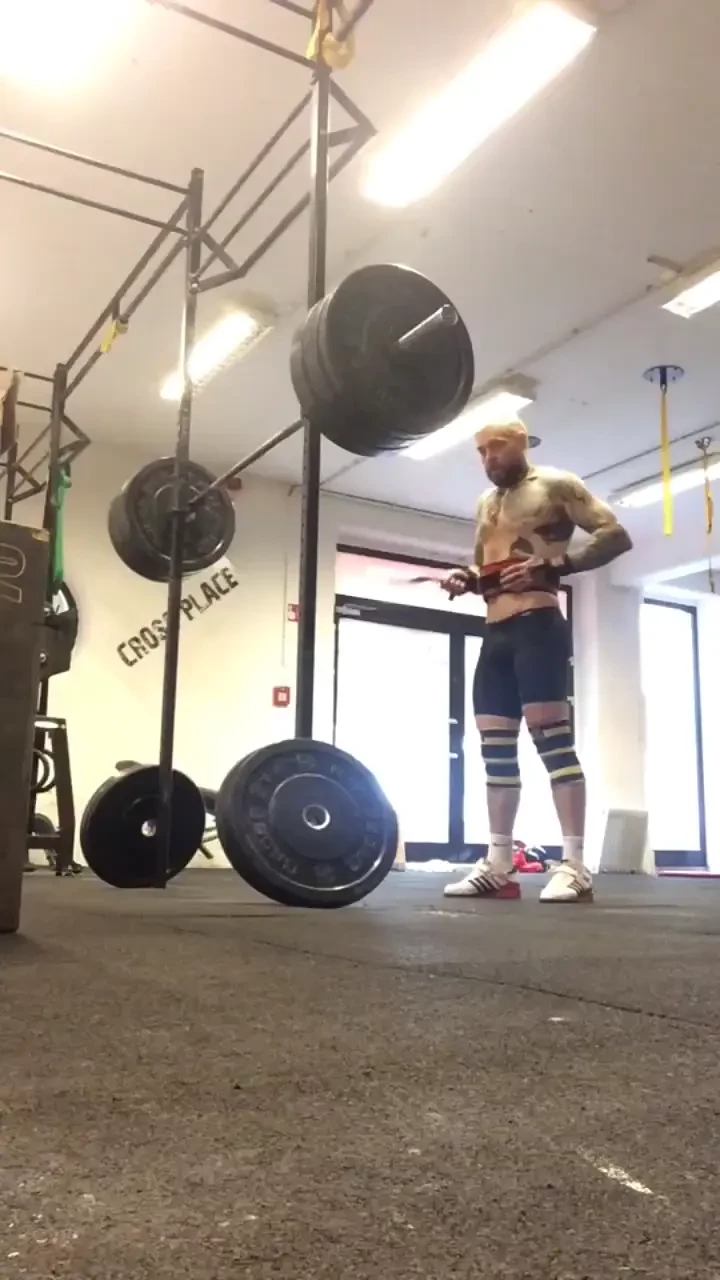 Voyeur cam preparing for and hitting a 122 5kg pause front squat 