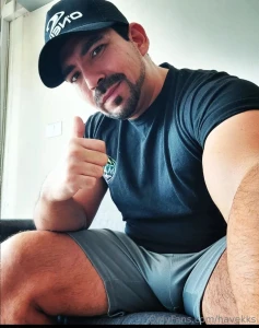 Batiendo la mezcla para d rtela en la boca part 1