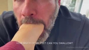 Passionated slave foot worship this slave asked to serve me a good