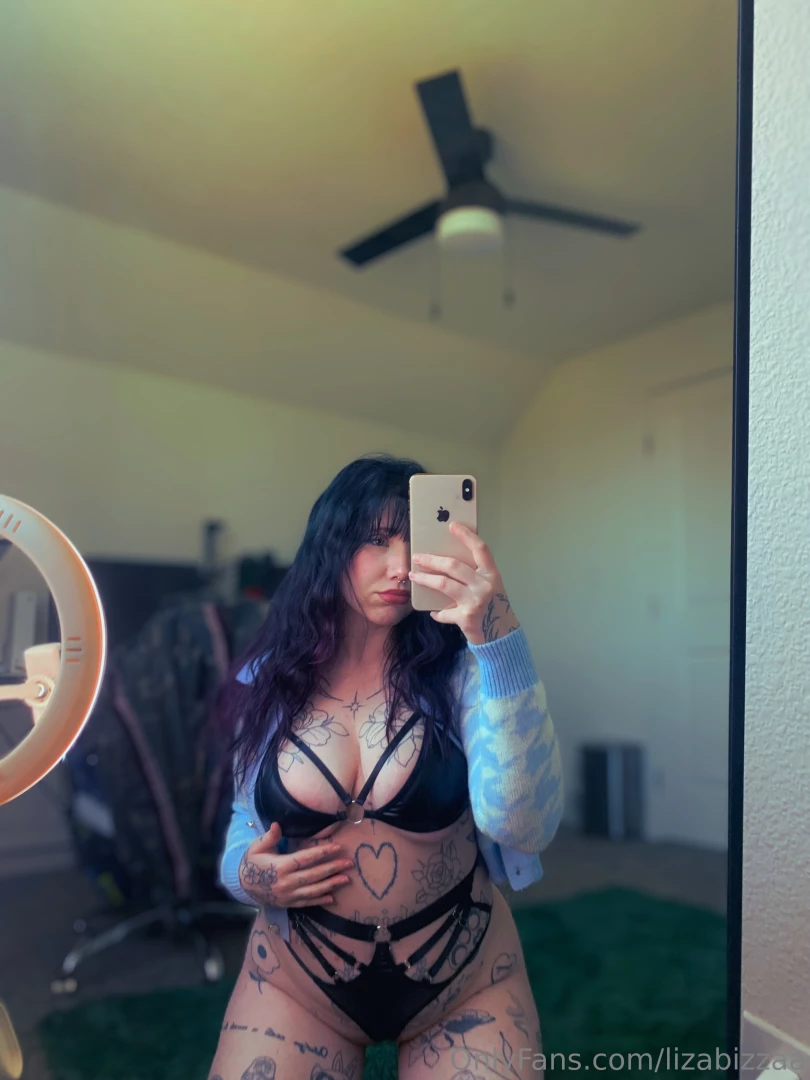 lizabizzaa - Happy mondayyyyyy comment if you want me to send out some mommy 