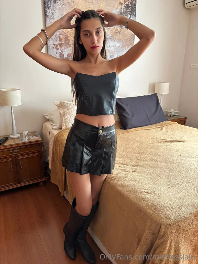 I dress to be worshipped or to be groveled which one are you going to 