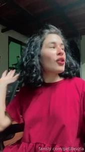 There s 2 parts of the song want to unlock the other one hay dos