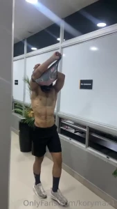 Cuando te topas con el que te gusta en en los ba os del gym