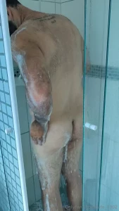Banho do urso se refrescando nesse calor