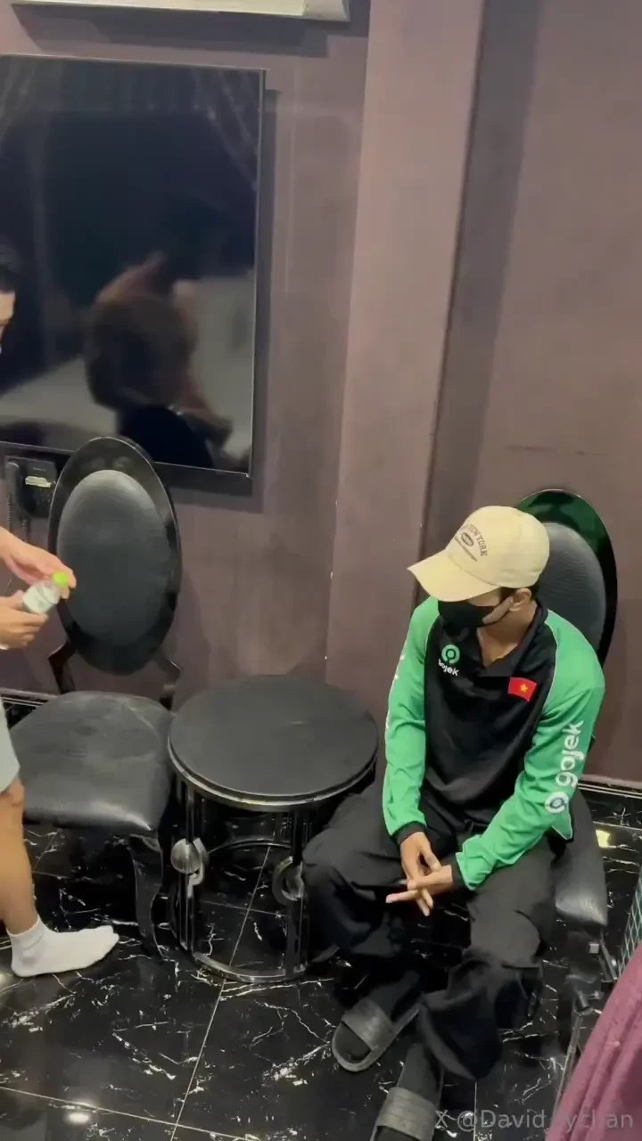 Lucky shipper received a gift full of sperm 