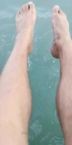 Feet in the lac with duck
