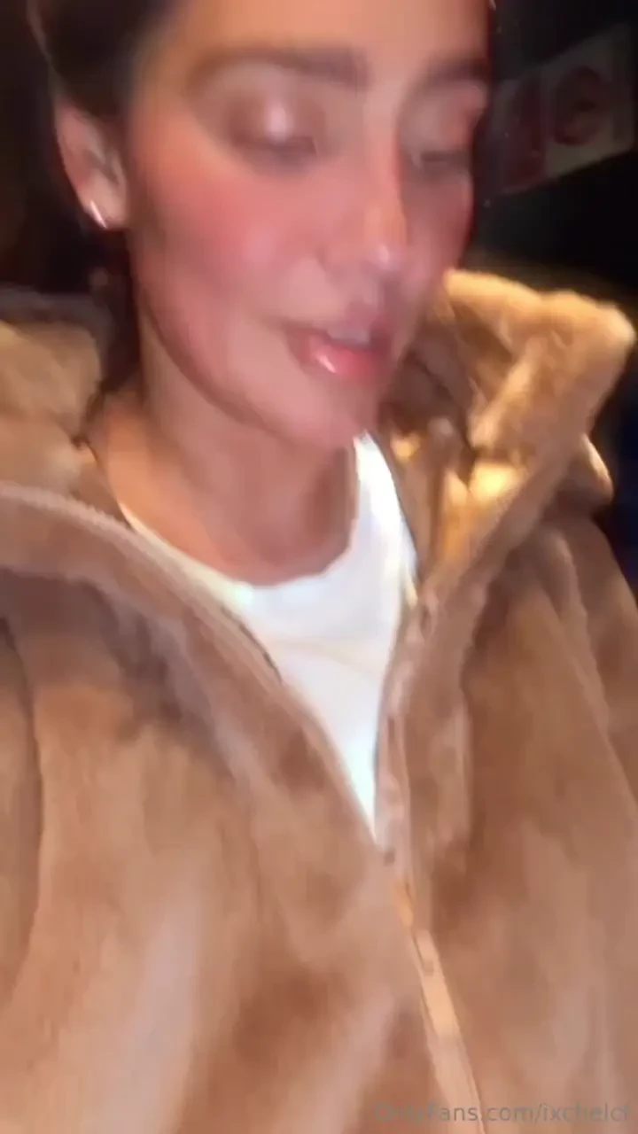 A cheecky bathroom striptease yo digo q ya me voy soltando y me salen 