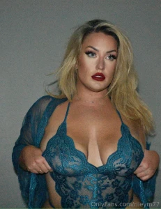 Slide into my dms for a little monday afternoon fun