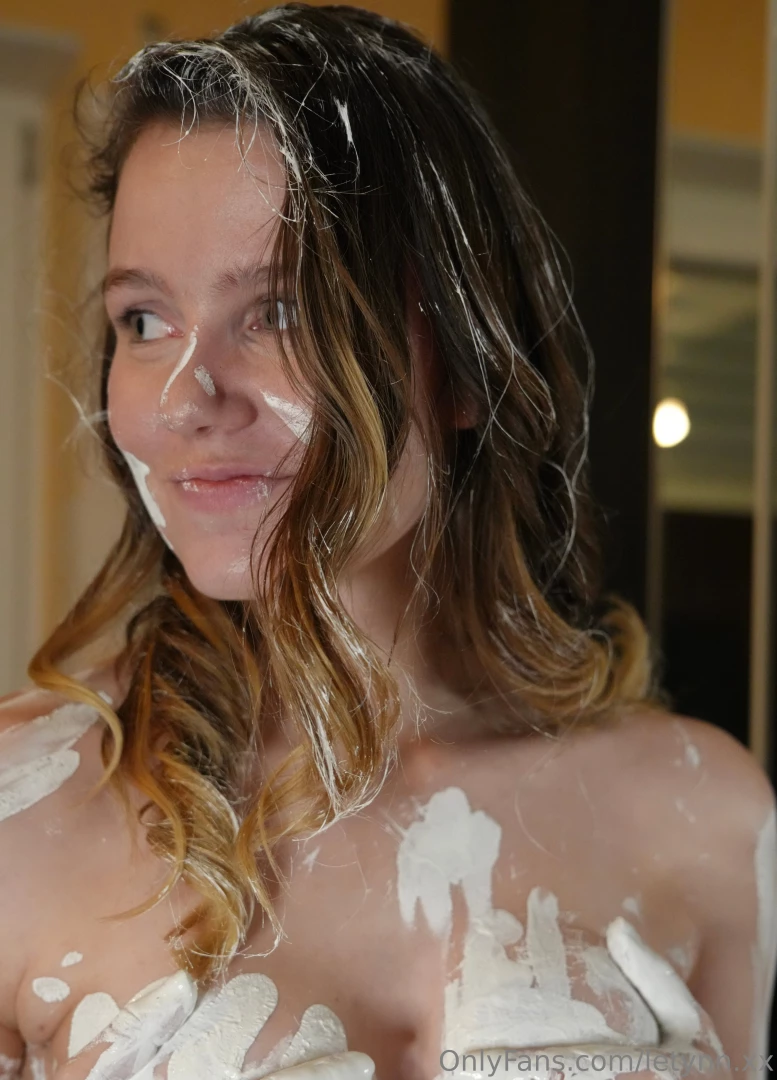 Spontanes nude farbshooting intimbereich und nippel sind mit farbe 