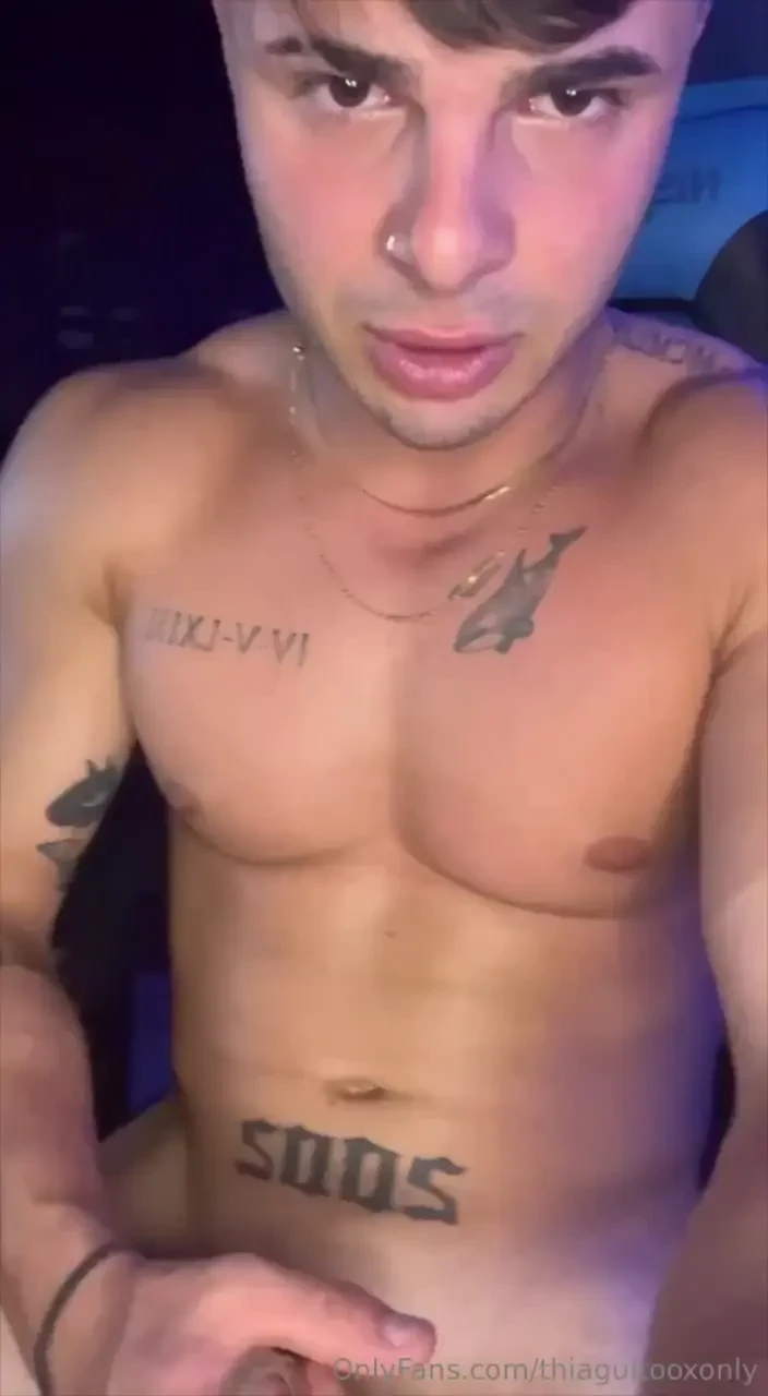 I jerk off and i open my ass while you watch me you want to see my ass part 1 