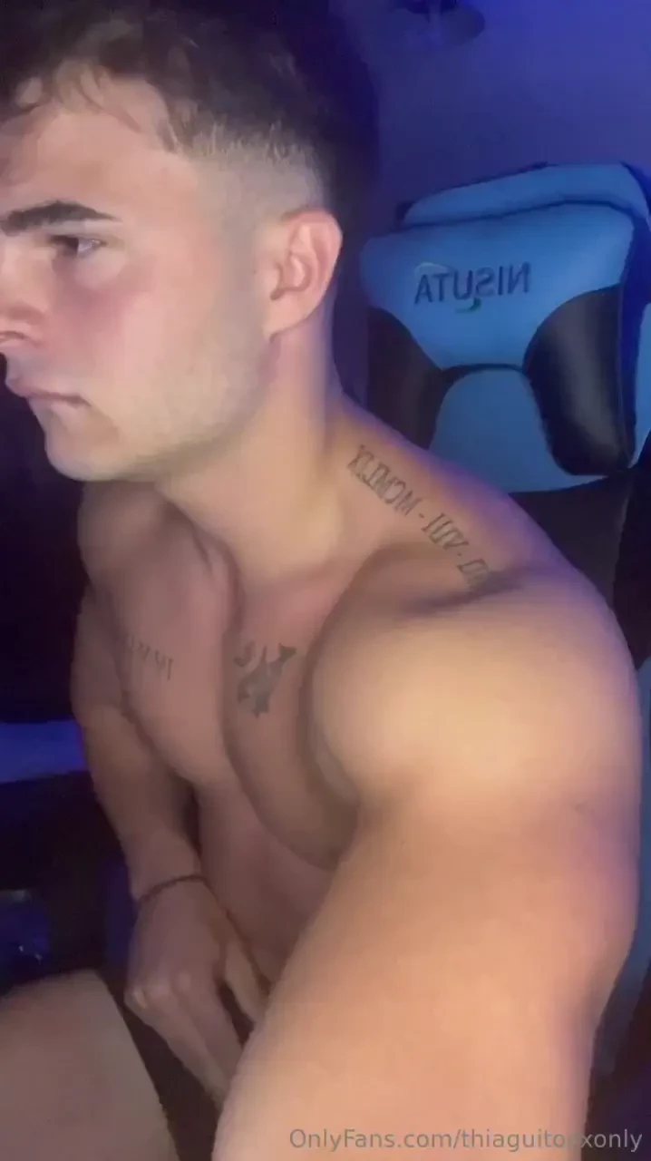 Check out this live video in which i jerk off until i cum in close-up part 1 