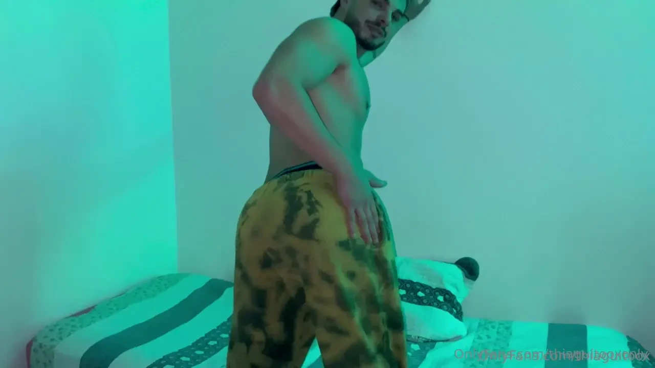 I caress myself and open my ass in close-up for you 5min 