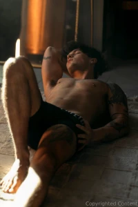 In need of a muscle worshipping
