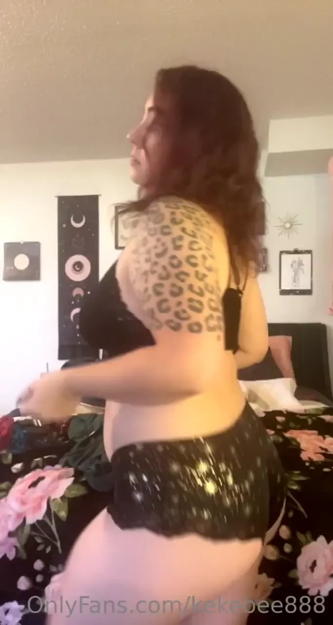 Booty jiggles and a lil dance to kick off your saturday night 