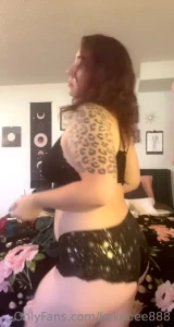Booty jiggles and a lil dance to kick off your saturday night