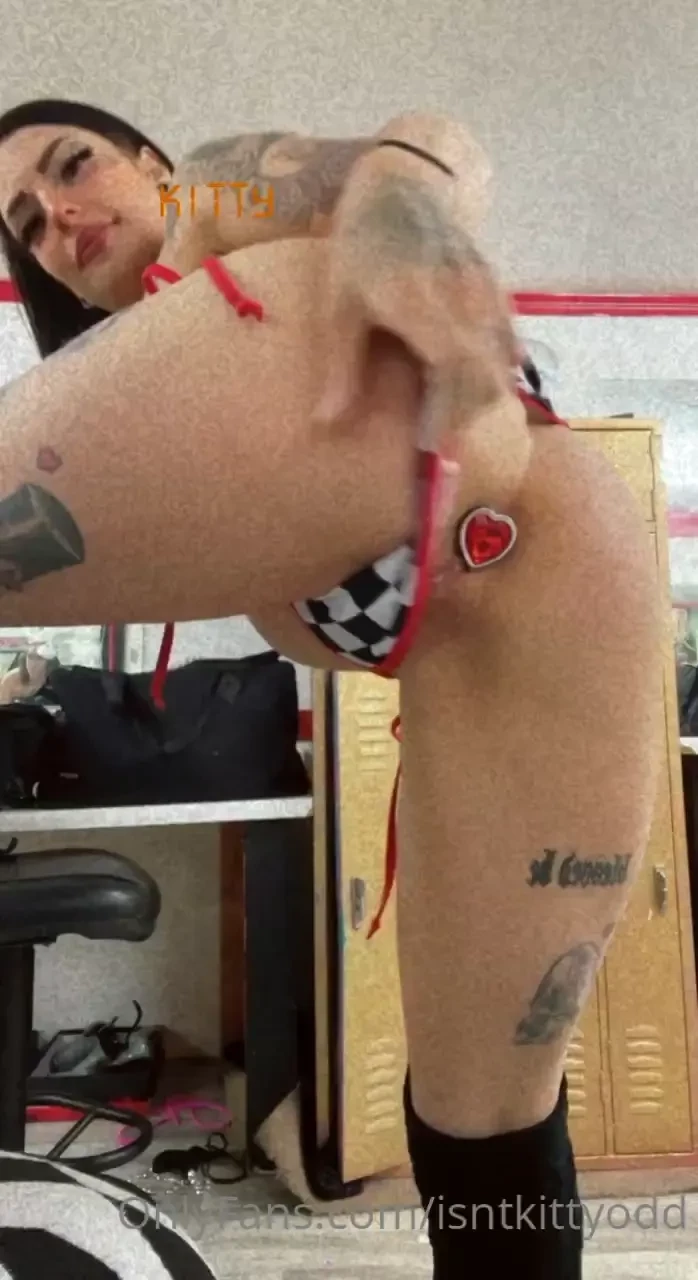 Got a cute little buttplug in tonight 