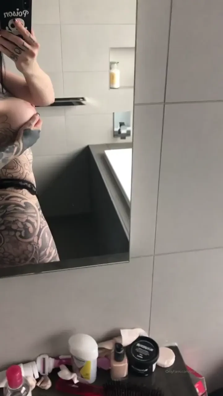 Lil bathroom selfie video 