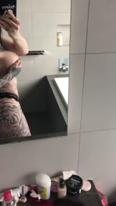 Lil bathroom selfie video