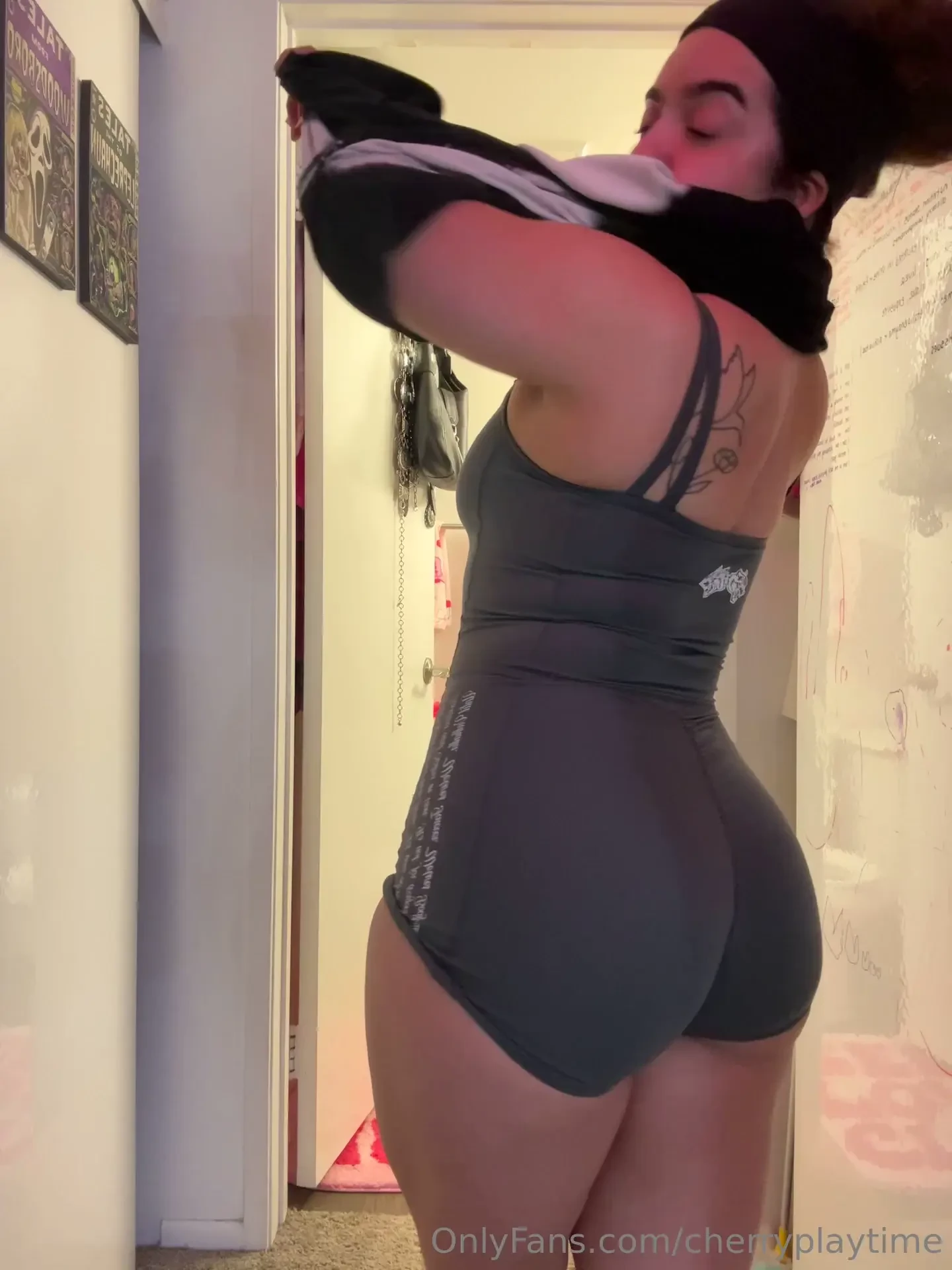 Sending a freebie to those who got the ppv in their dms 
