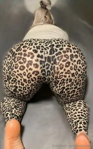 Want to see whats under my leopard leggings sub to binnicavip part 1
