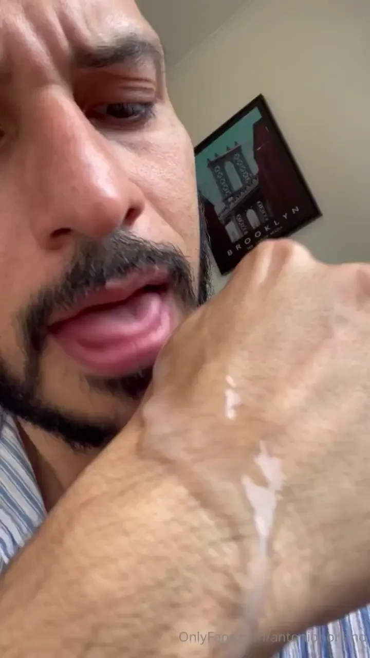 Le hago una paja a mi novio y lamo toda la leche que me dejo en la part 1 