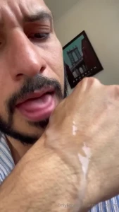 Le hago una paja a mi novio y lamo toda la leche que me dejo en la part 1