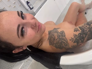 Will someone cum and wash my back