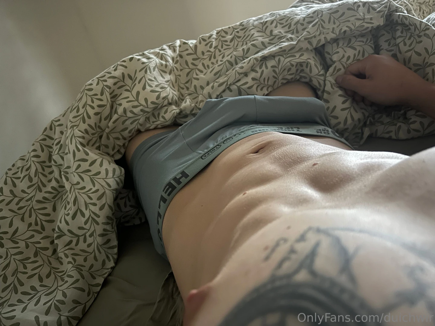 Kennt ihr das ihr wacht alleine auf und seid einfach nur horny dabei 