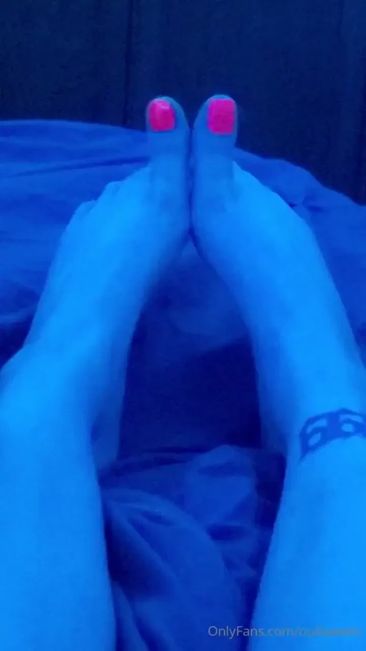 My toesies look so cute in blacklight don t ya think i love how neon 
