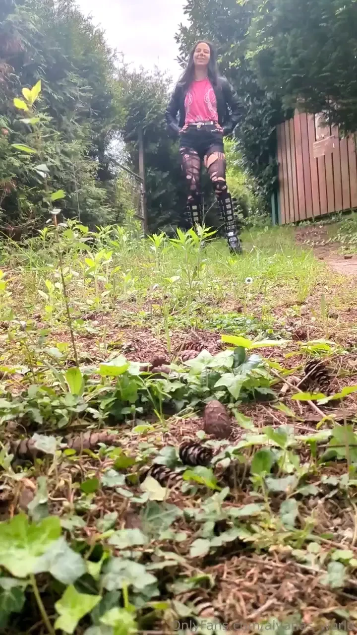 A bit overdressed for a dog walk but i feel like styling up myself 