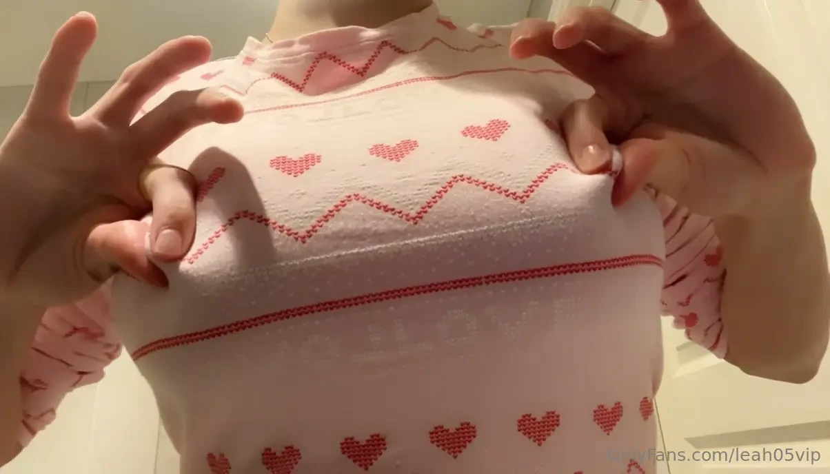 Bare elsker dra og klype i brystvortene mine blir s k t av det 