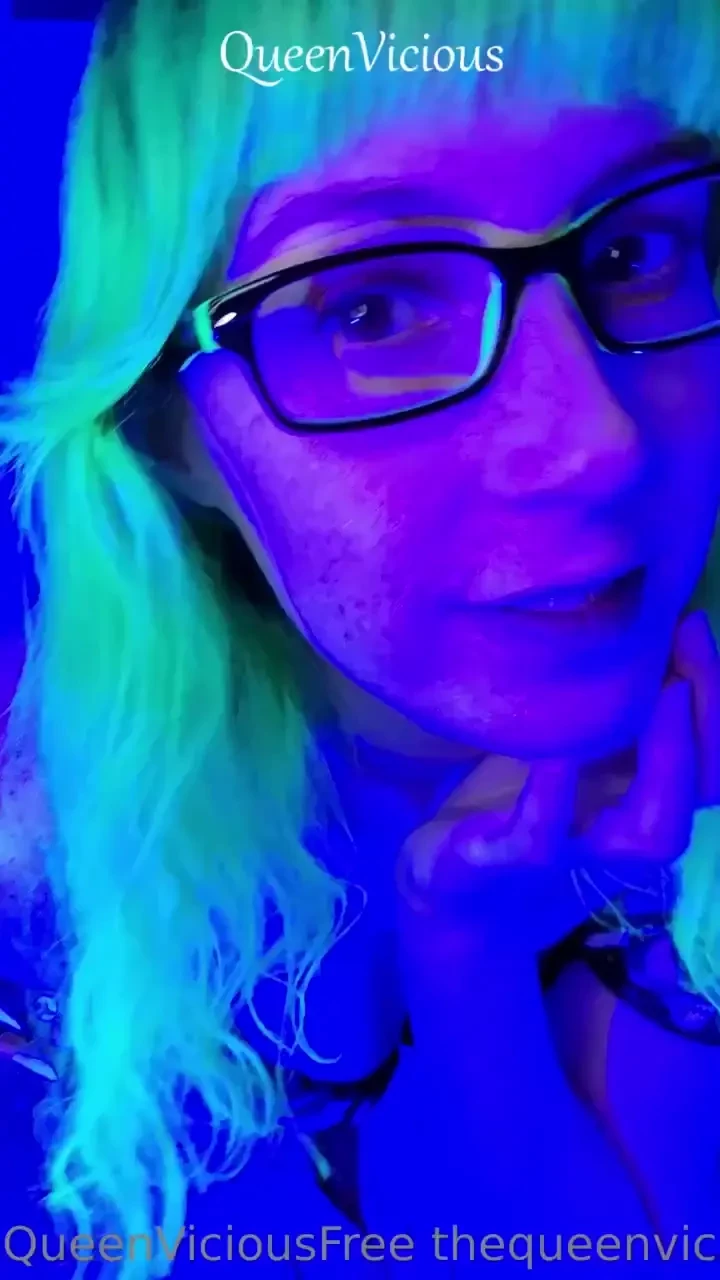 I love this hair glow it s almost halloween are you doing anything fun 