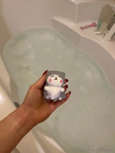 Tip me 5 usd and you will get photos from the bath tip me 10 usd and