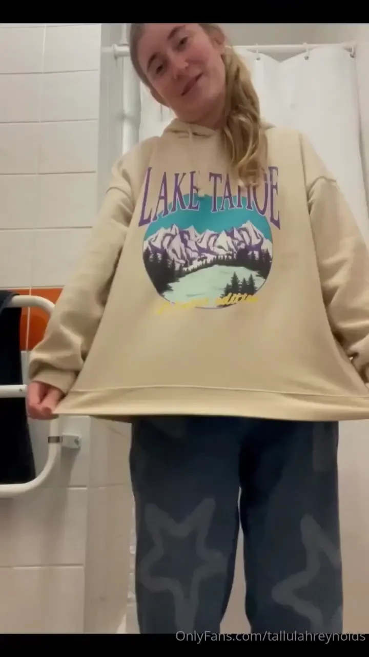 Uni girl orgasms for the first time in her uni dorm bathroom duration 